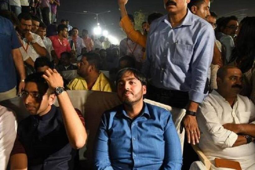 आखिर क्या है अंबानी परिवार की रणनीति, पिता कांग्रेस के साथ तो बेटा बीजेपी के मंच पर