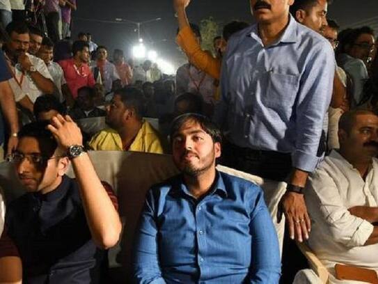 Anant ambani in modi rally in Mumbai, but father Mukesh supporting to congress
