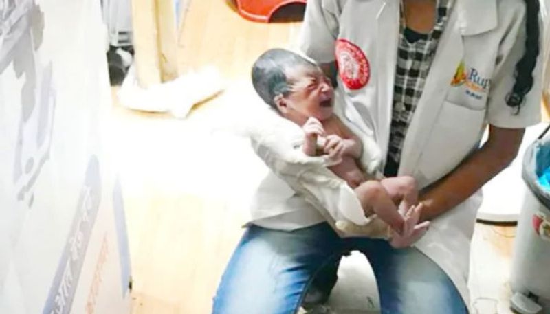 woman deliveres baby at one rupee clinic of thane railway station