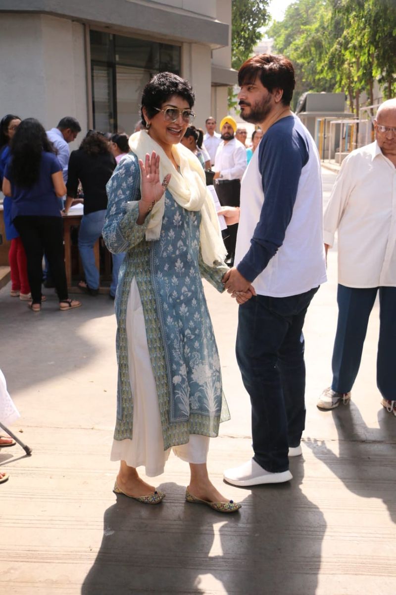 बॉलीवुड एक्ट्रेस सोनाली बेंद्रे ने पति गोल्डी बहल के साथ आज मुंबई में अपनी कीमती वोट डाला। बॉलीवुड एक्ट्रेस सोनाली बेंद्रे ने पति गोल्डी बहल के साथ आज मुंबई में अपनी कीमती वोट डाला।