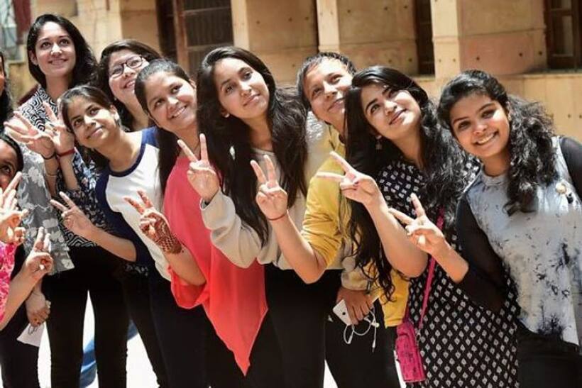 सीबीएसई 12वीं के नतीजों में यूपी की हंसिका और करिश्मा ने मारी बाजी