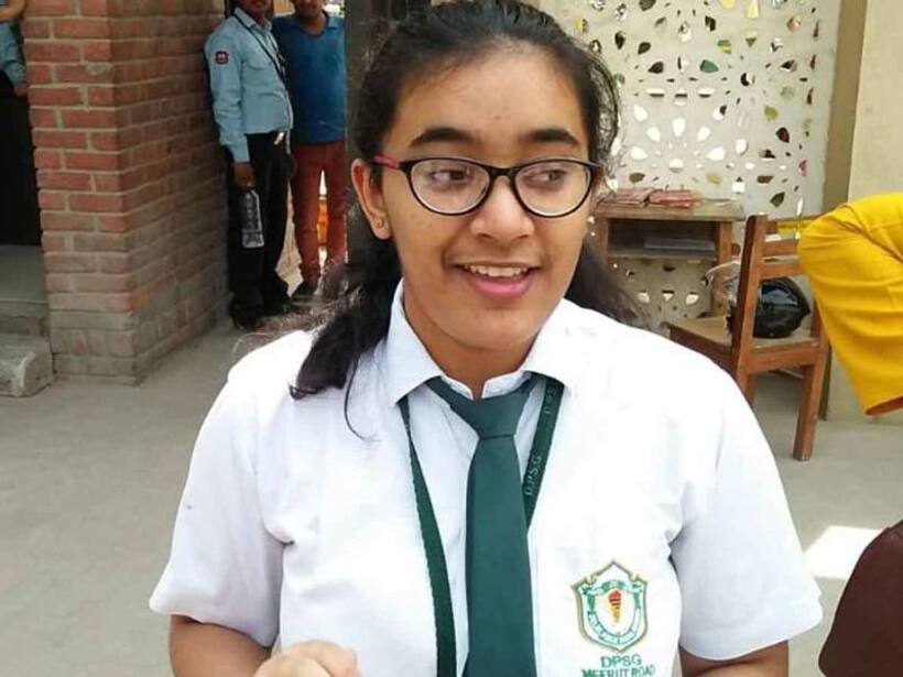 बिना ट्यूशन के टॉपर बनी हंसिका, बनना चाहती हैं आईएफएस