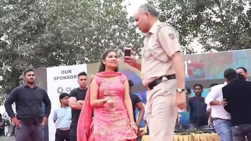 सपना चौधरी के शो में पहुंची पुलिस, स्टेज पर चढ़कर रुकवा दिया डांस (VIRAL VIDEO)