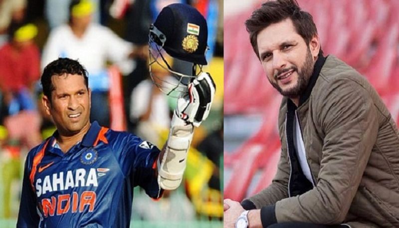 fastest century : Pakistani all-rounder Shahid Afridi Fastest Century Record with India'a Sachin Tendulkar bat RMA