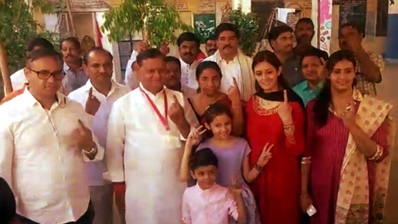 Jaipur BJP Candidate MP Ramcharan Bohra cast they vote with family video..