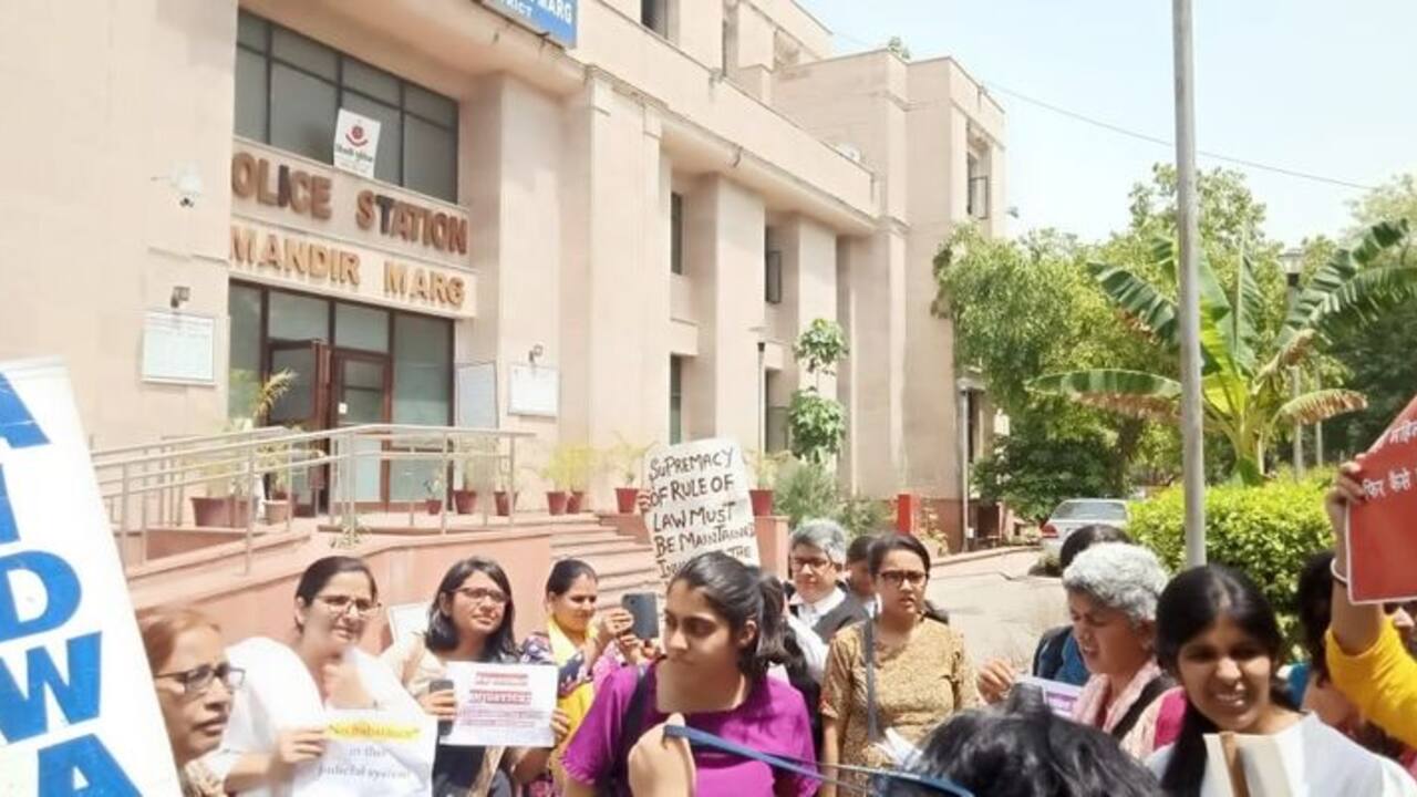 सुप्रीम कोर्ट के बाहर महिला कार्यकर्ता और वकीलो ने जमकर विरोध किया है। विरोध को देखते हुए सुप्रीम कोर्ट परिसर के बाहर धारा 144 लागू कर दी गई है। प्रदर्शनकारियों के कहना है कि महिला के सम्मान और न्याय के लिए यह लड़ाई है।