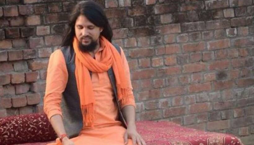 दो महिलाओं की थपथपाई पीठ, बड़े हनुमान मंदिर महंत पर लगा छेड़खानी का आरोप