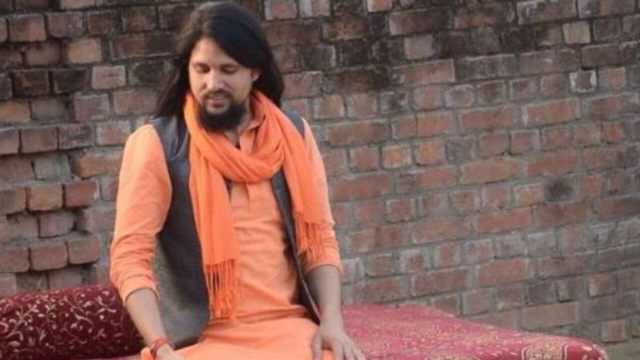 दो महिलाओं की थपथपाई पीठ, बड़े हनुमान मंदिर महंत पर लगा छेड़खानी का आरोप