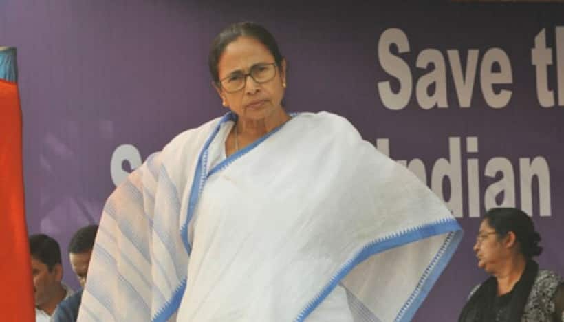 चुनाव आयोग की बंगाल में बड़ी कार्रवाई, एक दिन पहले प्रचार रोका; ममता के करीबी अफसर हटाए