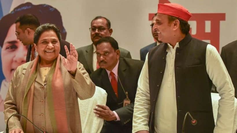 माया के दबाव में झुके अखिलेश, जिसके कारण परिवार में पड़ी फूट अब उसी का करना पड़ रहा है चुनाव प्रचार