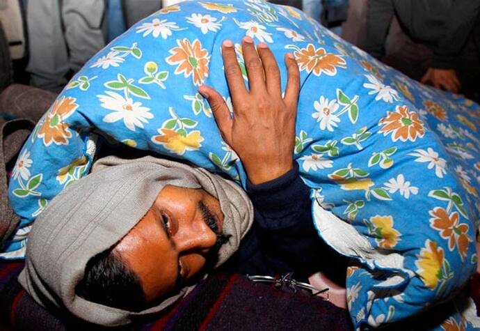 2014 में पहली बार मुख्यमंत्री बनने के बाद अरविन्द केजरीवाल ने कांग्रेस सरकार के ग्रह मंत्री सुशील कुमार शिंडे के खिलाफ धरना प्रदशन किया था जिसका कारण था दिल्ली में महिलाओं की बढ़ती असुरक्षा और पुलिस की लापरवाही।  इस धरने में उनके 6 मंत्री और लगभग 200 कार्यकर्ता शामिल थे। मुख्यमंत्री के औदे पर बैठ कर जो बात बातचीत से हल हो सकती है उसके लिए ऐसा प्रदर्शन करके सिर्फ सुर्खियां बटोरीं जा सकती हैं जो इस घटना से साबित हुआ था।