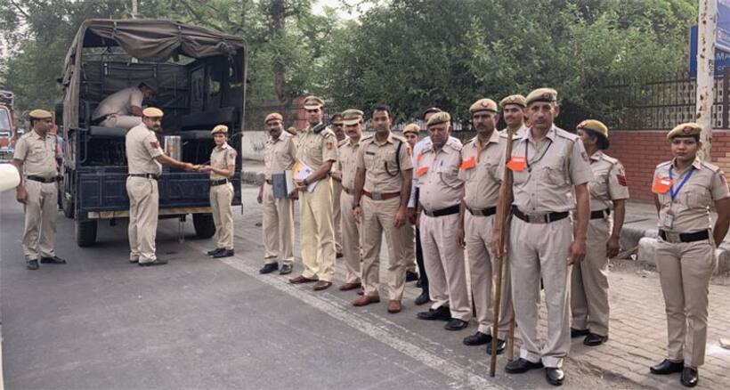 वोटिंग के लिए सुरक्षित की गई दिल्ली, शीला, गंभीर और हर्षवर्धन ने डाला वोट