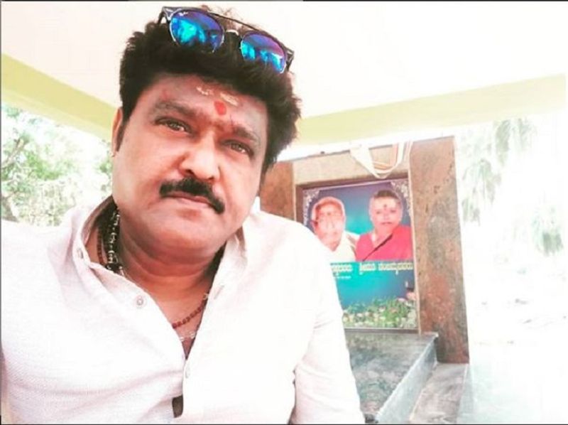 Kannada actor Jaggesh drives auto on memories of his father