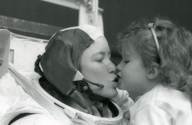 NASA Remembers Anna Lee Fisher First Mother To Go To Space