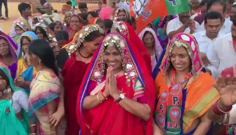 Chincholi by poll BJP MP Shobha Karandlaje campaign In lambani dress