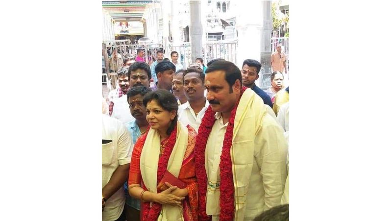 Anbumani and his wife soumiya Prayer palanimalai murugan