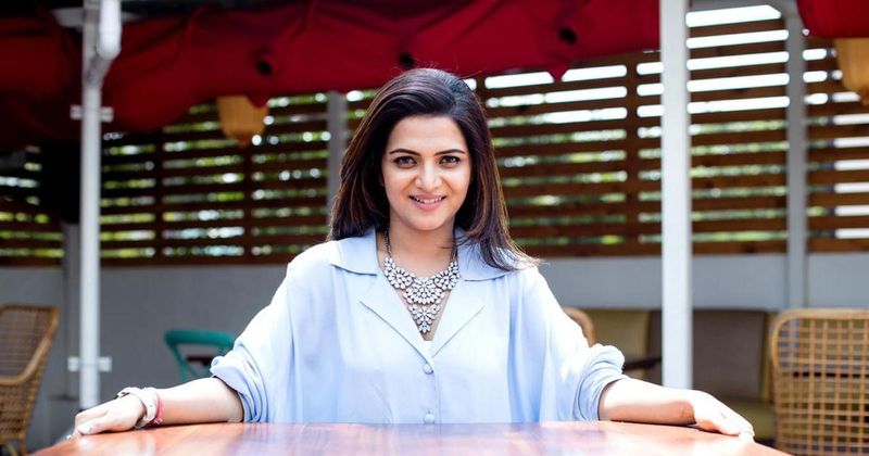 Netizens Slams Vijay TV Anchor Dhivyadharshini For Posting Close Up photo Look Like Without Dress