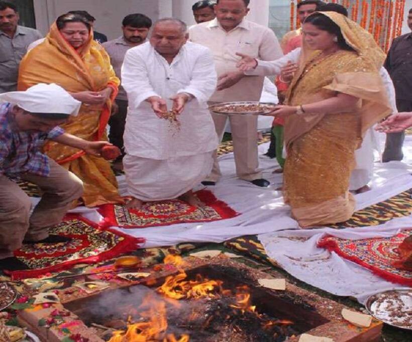 नए घर में पहुंचे मुलायम लेकिन नहीं आए अखिलेश डिंपल शिवपाल