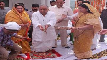 Mulayam singh entered in new house, but Akhilesh-dimple and shivpal kept away from griha pravesh