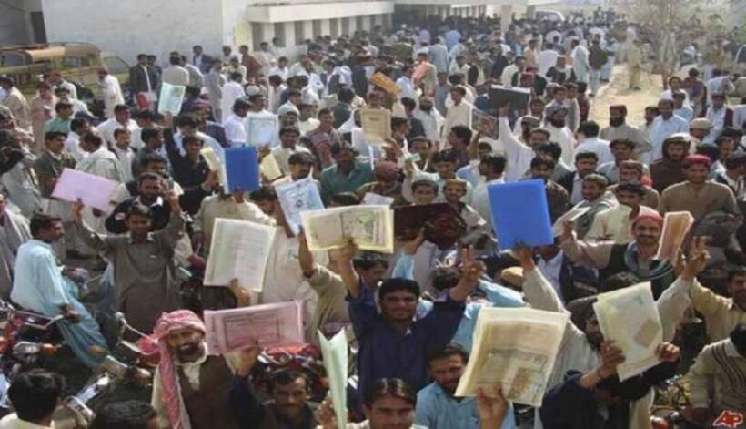 महंगाई के बाद अब पाकिस्तान पर मंडराया बेरोजगारी का खतरा, जानें कितने लाख लोग होंगे बेरोजगार