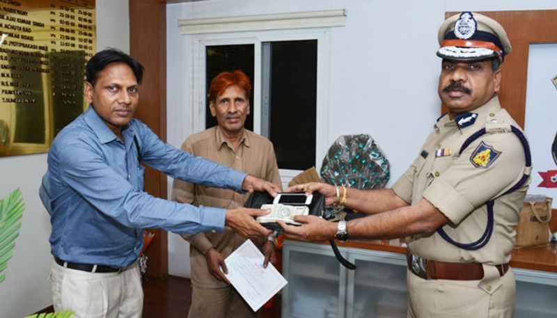 Auto driver hands over bag containing Rs 45000  2 iPhones police Commissioner applauds him