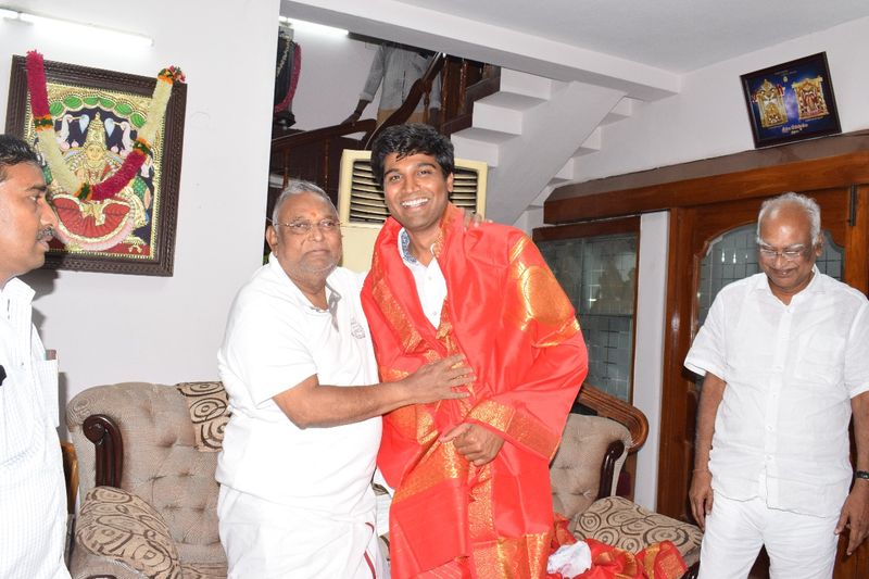 ysrcp mp Krishnadevaraya who has taken the blessings of Rayapati sambasiva rao