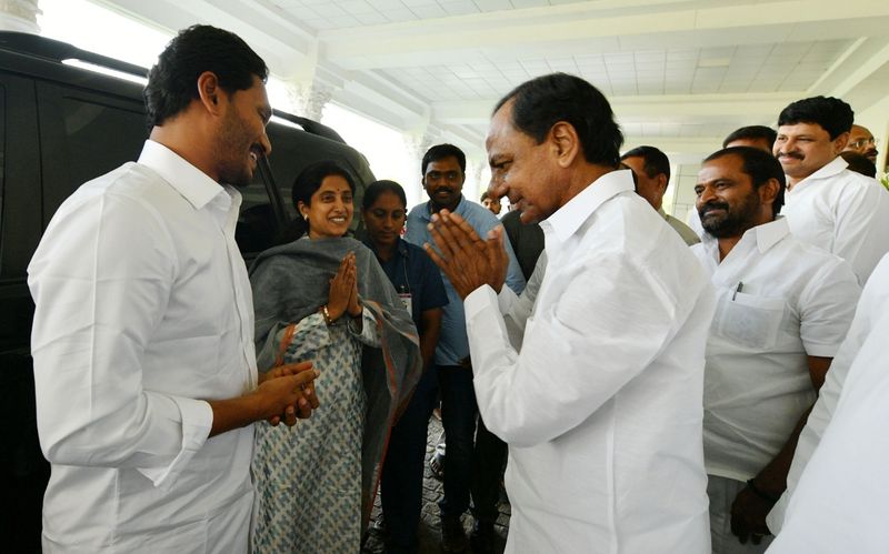 ప్రగతి భవన్ లో సతీసమేతంగా కేసీఆర్ ను కలిసిన జగన్ ప్రగతి భవన్ లో సతీసమేతంగా కేసీఆర్ ను కలిసిన జగన్