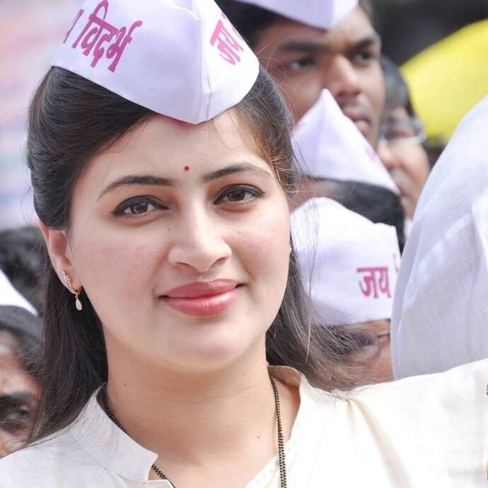 लोकसभा चुनाव 2019 में साउथ की मशहूर एक्ट्रेस नवनीत रवि राणा ने महाराष्ट्र की अमरावती सीट से लोकसभा चुनाव लड़ा था। जहां उन्हें सफलता हासिल हुई।
