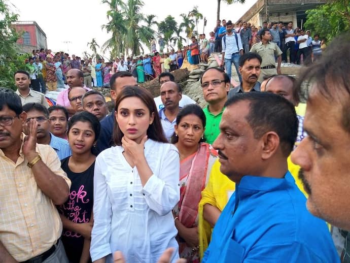 শপথ গ্রহণের আগেই এলাকা পরিদর্শনে সাংসদ, স্থানীয়দের সঙ্গে কথা বললেন মিমি