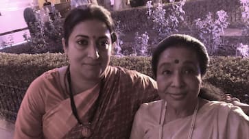 ASHA BHOSLE THANKS SMRITI IRANI TO SAVING HER FROM RUSH AT RASHTRAPATI BHAVAN