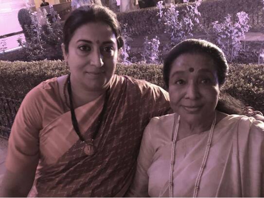 ASHA BHOSLE THANKS SMRITI IRANI TO SAVING HER FROM RUSH AT RASHTRAPATI BHAVAN