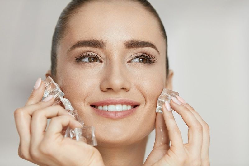 how to use ice cube for healthy and glow skin and face 