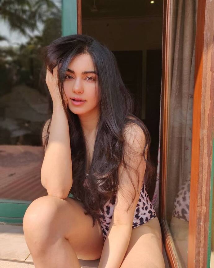 अदा शर्मा ने हाल ही में इंस्टाग्राम पर लेपर्ड मोनोकनी पहने हुए तस्वीरें शेयर की हैं। इन तस्वीरों में वह बेहद हॉट लग रही हैं।