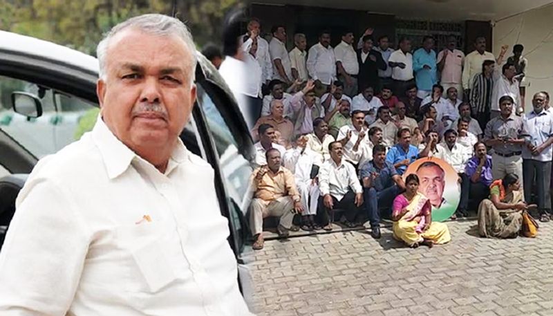 trouble mounts karnataka congress ramalinga reddy supporters protest at kpcc office