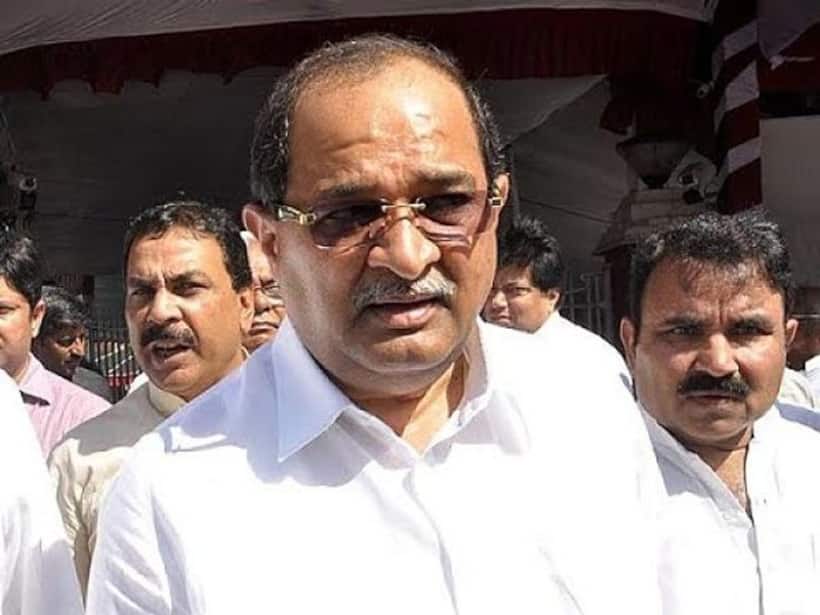 మహారాష్ట్ర రెవెన్యూ మంత్రిపై పసుపు దాడి.. డిమాండ్లు నెరవేర్చకపోతే నల్లరంగు... ముఖ్యమంత్రికి హెచ్చరిక... 
