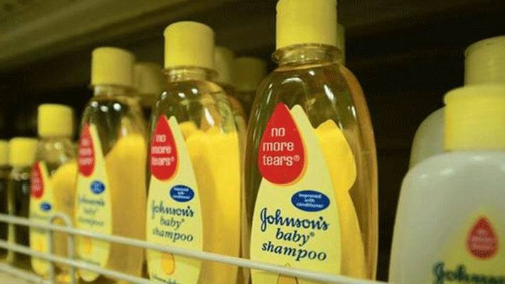 The Maharashtra FDA revokes J&J baby powder's manufacturing licence.