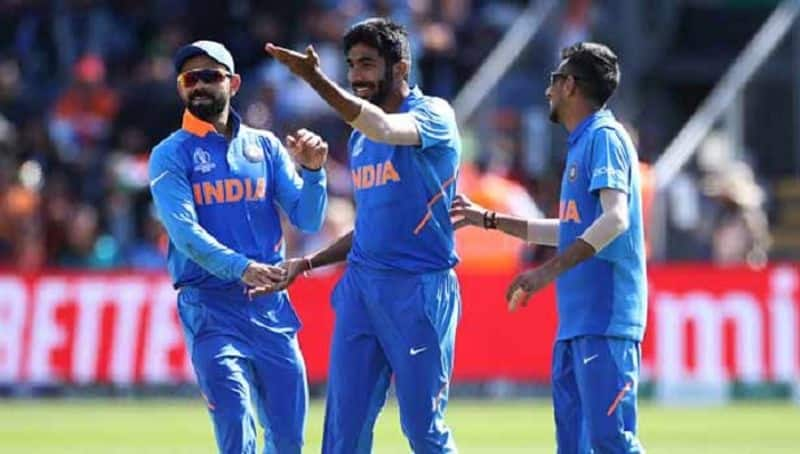 Virat Kohli applauds Jasprit Bumrah's wicket taking delivery