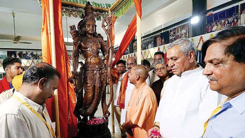 योगी आदित्यनाथ ने अयोध्या में भगवान राम की मूर्ति का अनावरण किया