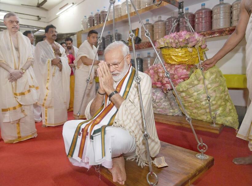 गुरुवायूर के कृष्ण मंदिर में पीएम मोदी ने की पूजा,  मुस्लिम किसान से खरीदे फूलों से हुआ तुला दान
