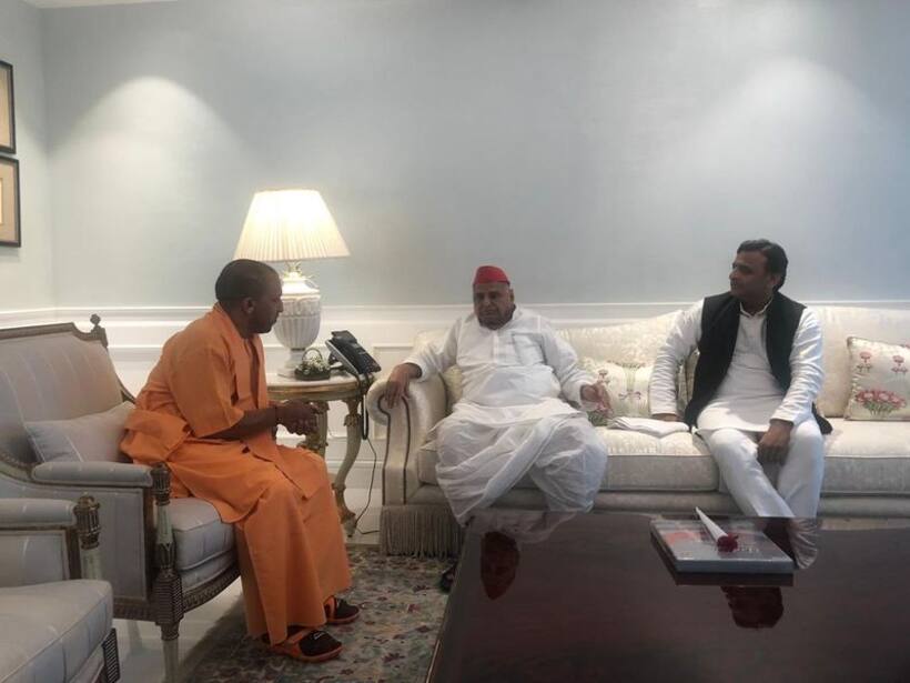 मुलायम से मिलने पहुंचे योगी आदित्यनाथ, यादव कुनबा रहा मौजूद