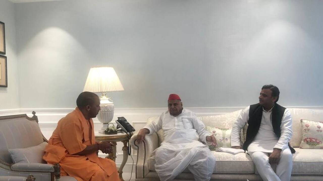 मुलायम से मिलने पहुंचे योगी आदित्यनाथ, यादव कुनबा रहा मौजूद