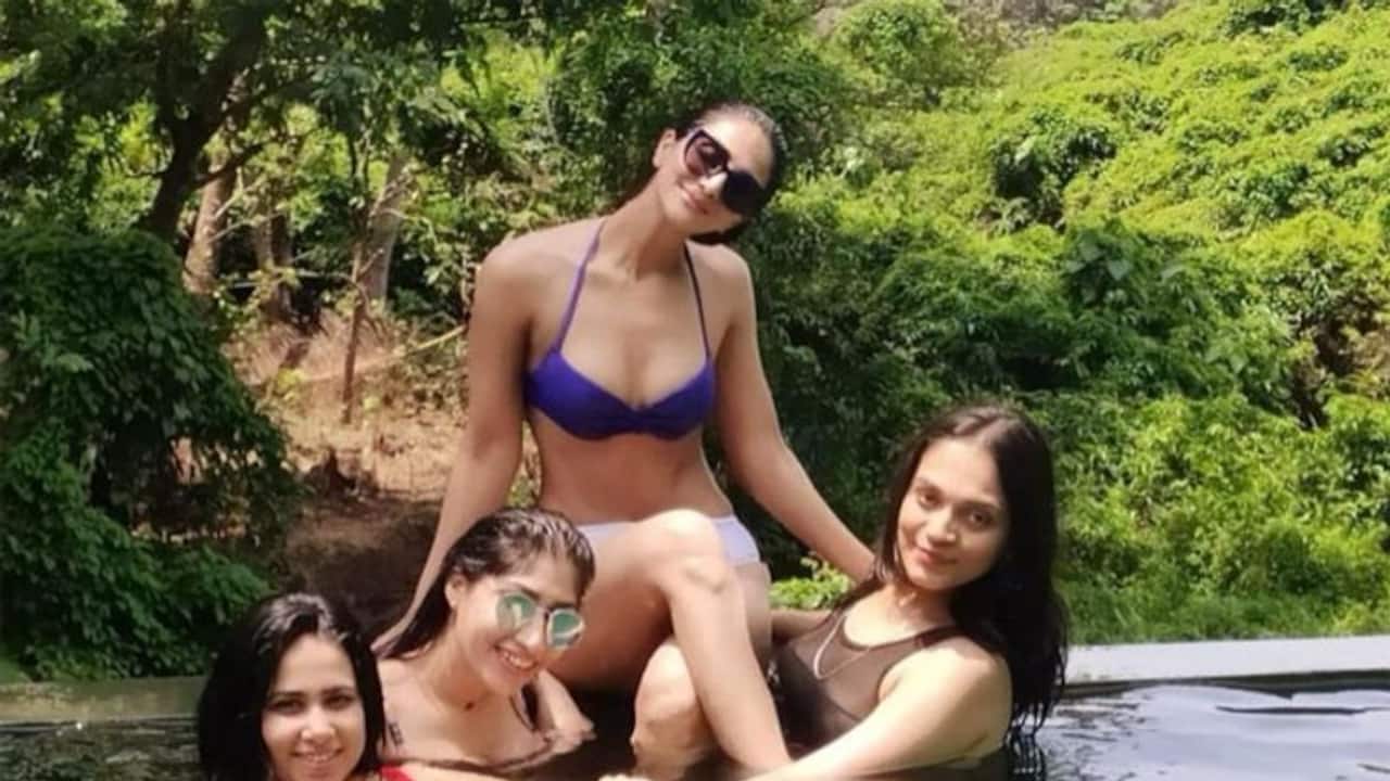 वाणी अपनी तीन दोस्तों के साथ गोवा की ट्रिप को खूब एंजॉय कर रही हैं।
