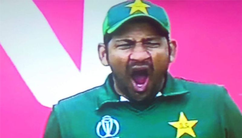 Watch Video Pakistan Captain Sarfaraz Ahamed tired behind stumps