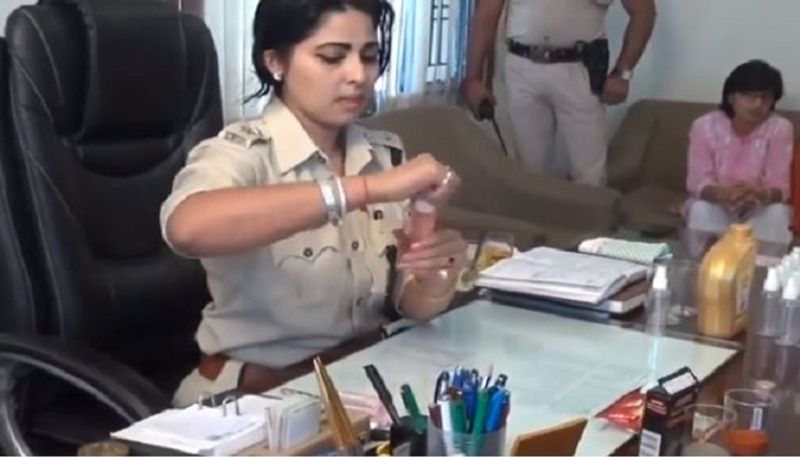 This lady IPS officer teaches girls how to make chilli pepper spray