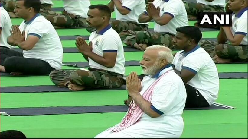 योग दिवस पर झारखंड की राजधानी रांची में प्रधानमंत्री मोदी ने किया योगाभ्यास
