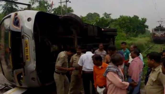 মালগাড়ির ধাক্কায় উল্টে গেল বাস, বুদ্ধির জোরে বাঁচলেন বাঁকুড়ার বরযাত্রীরা