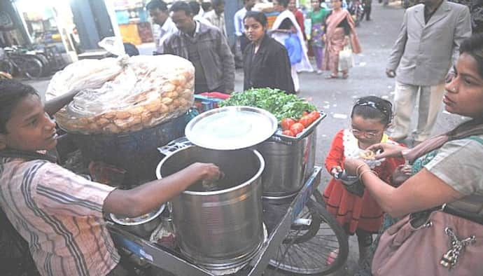 গোপন মশলা থেকে লেবুর টকজল, কলকাতার ৬ ফুচকা-ঠিকানা! কোথায় জেনে নিন