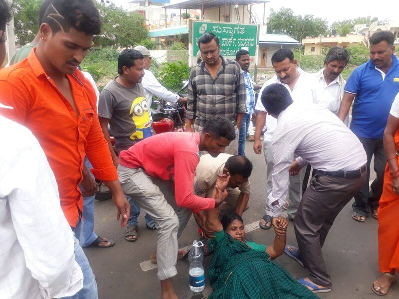 Minister RB Timmapur helps accident victims In bagalkot