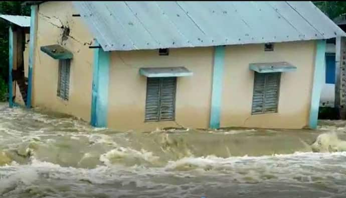 ভেসে যাচ্ছে রাস্তা, বাড়ি, বিপদের প্রহর গুনছে ডুয়ার্স, দেখুন ভিডিও