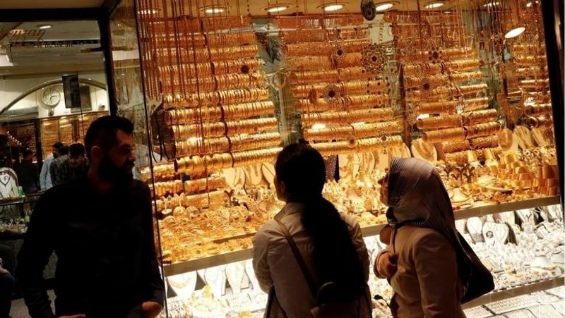 Gold prices continue to soar high near Rs 40000 mark